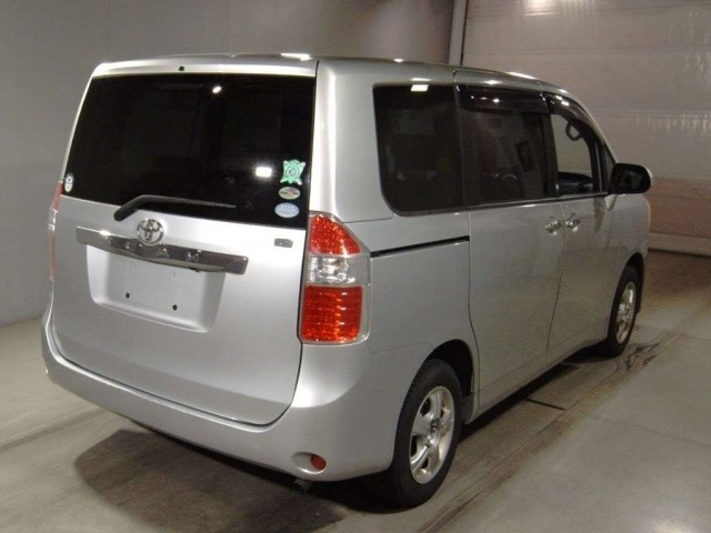 2010 TOYOTA NOAH